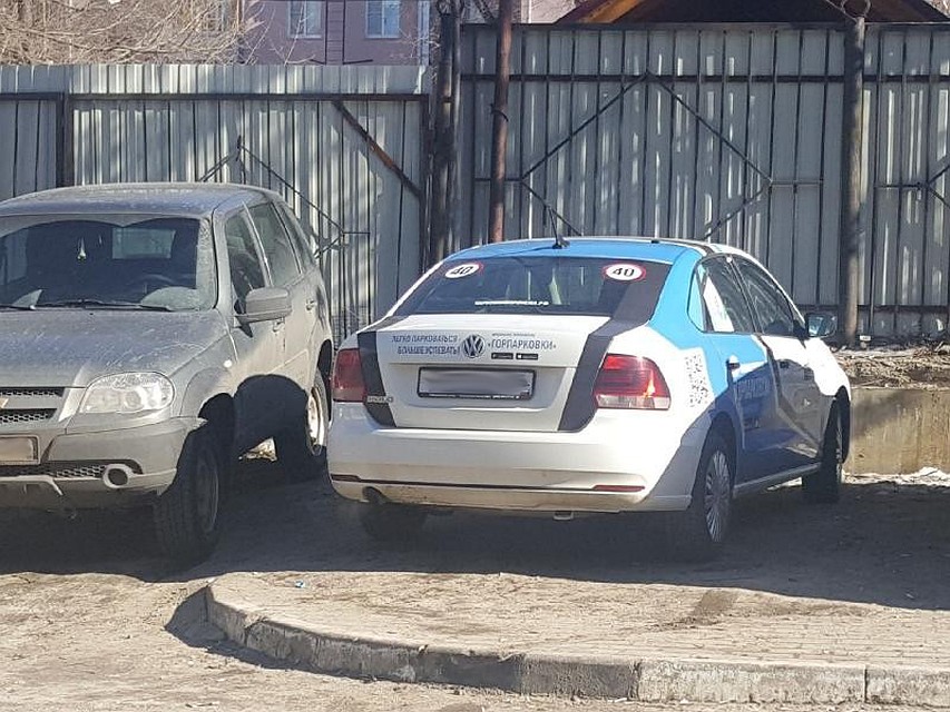 По словам очевидцев, водитель оставил так свой автомобиль примерно на час