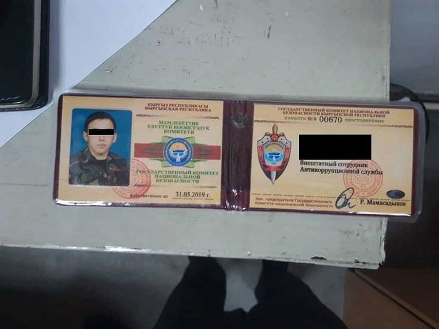 Молодой человек, задержанный инспекторами, предъявил фальшивое удостоверение