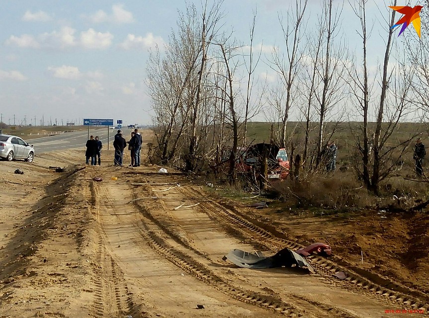 Очевидцы помогли водителю выбраться из покореженного авто.
