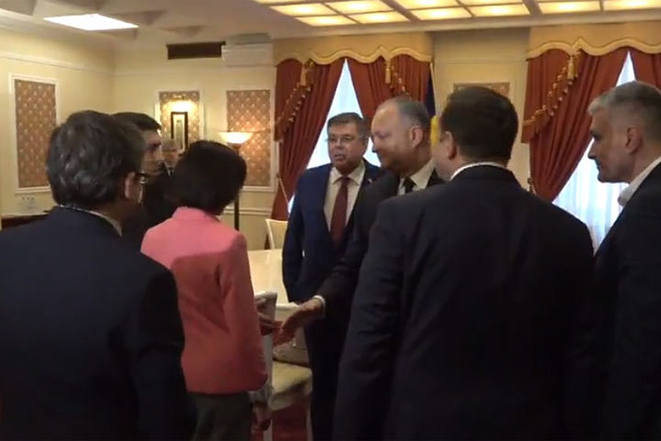 Прежде чем сесть за стол переговоров, Игорь Додон подошел к участникам встречи пожать их руку.