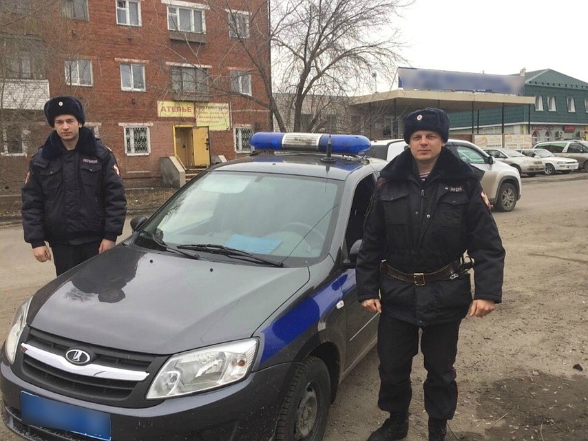 В Омске росгвардейцы потушили загоревшуюся иномарку