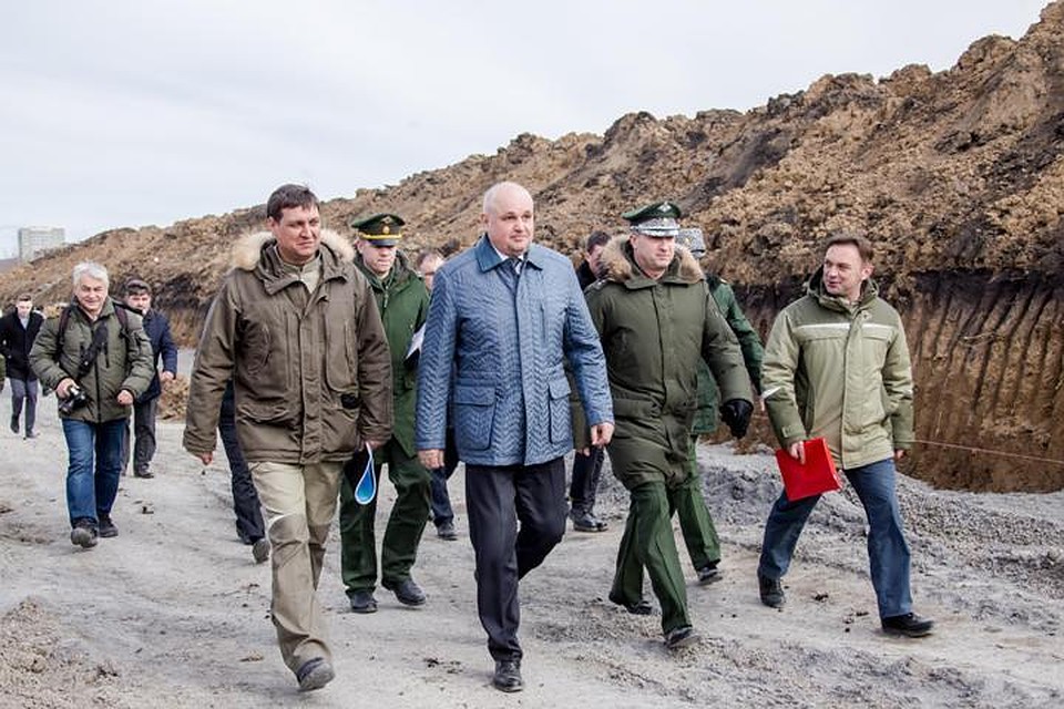 Сергей Цивилев и замминистра обороны Тимур Иванов осмотрели площадку строительства кадетского училища. ФОТО: пресс-служба администрации Кемеровской области.