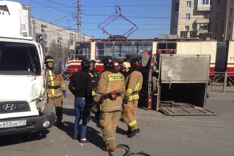 "Газель" прилегла в Калининском районе Петербурга после столкновения с другой "Газелью"