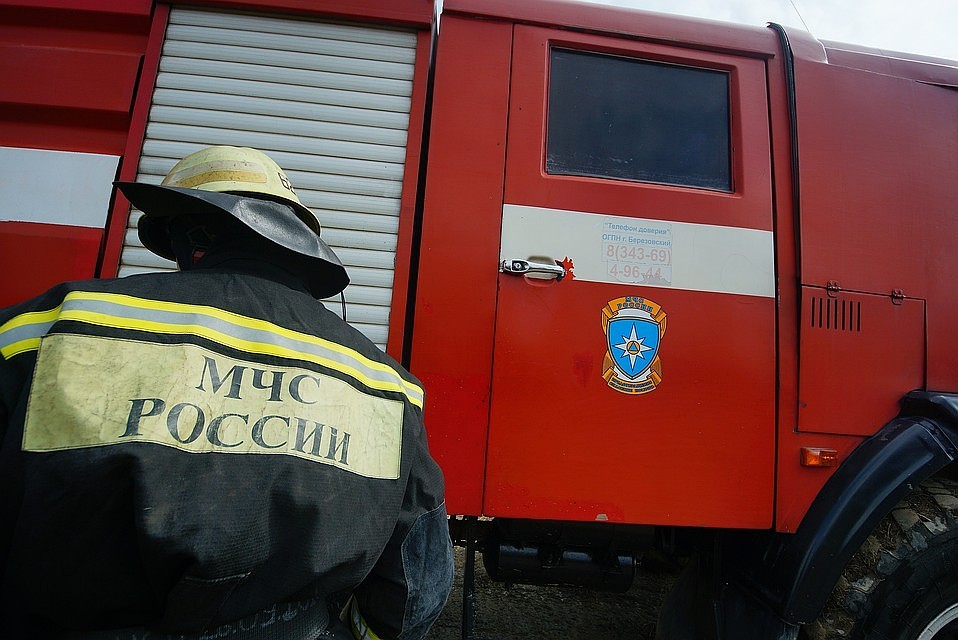 Пока электровоз находился под напряжением, его тужили подручными средствами