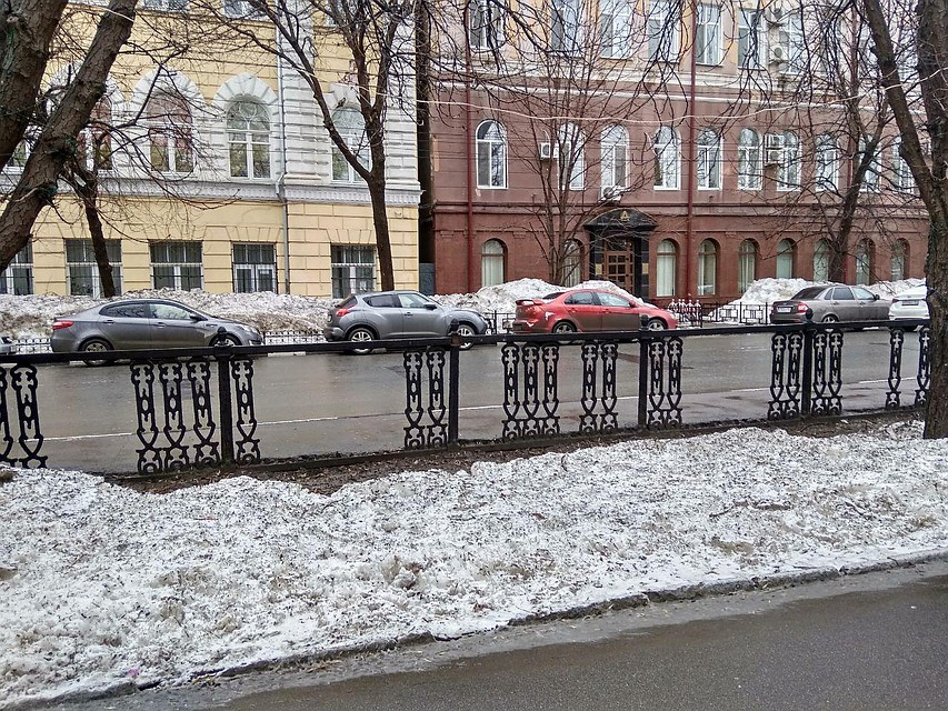 Так сейчас выглядит забор на Театральной у музея имени Радищева