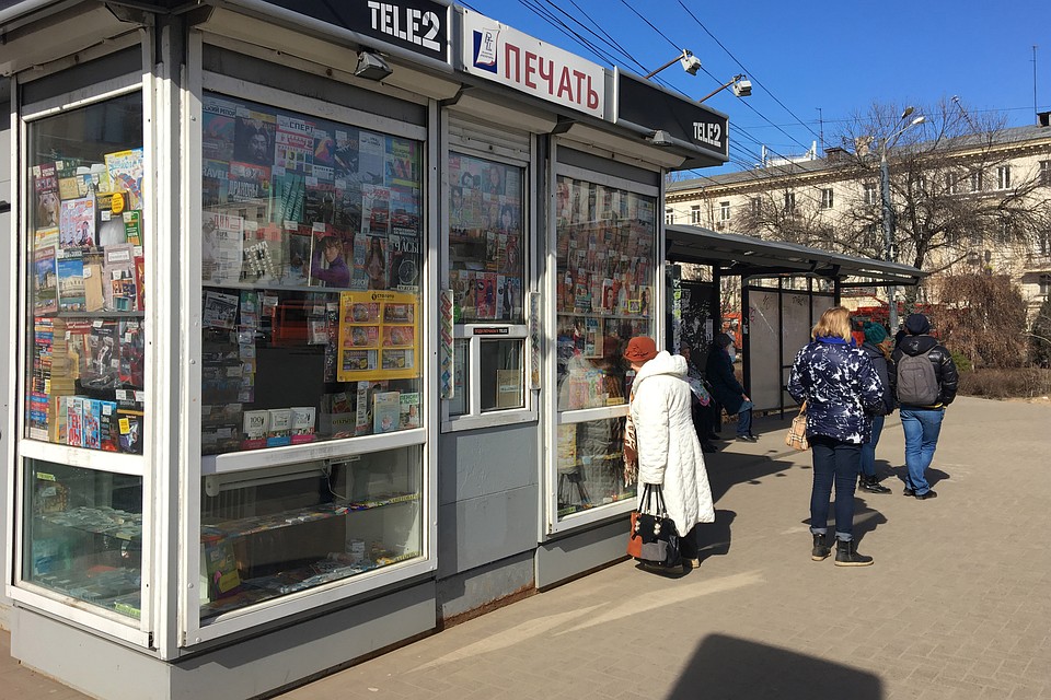 Ежедневно через газетный киоск на Свободе проходят сотни покупателей.