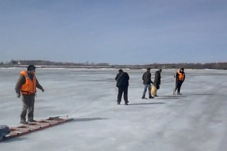 Мужчину эвакуировали со льда Волги