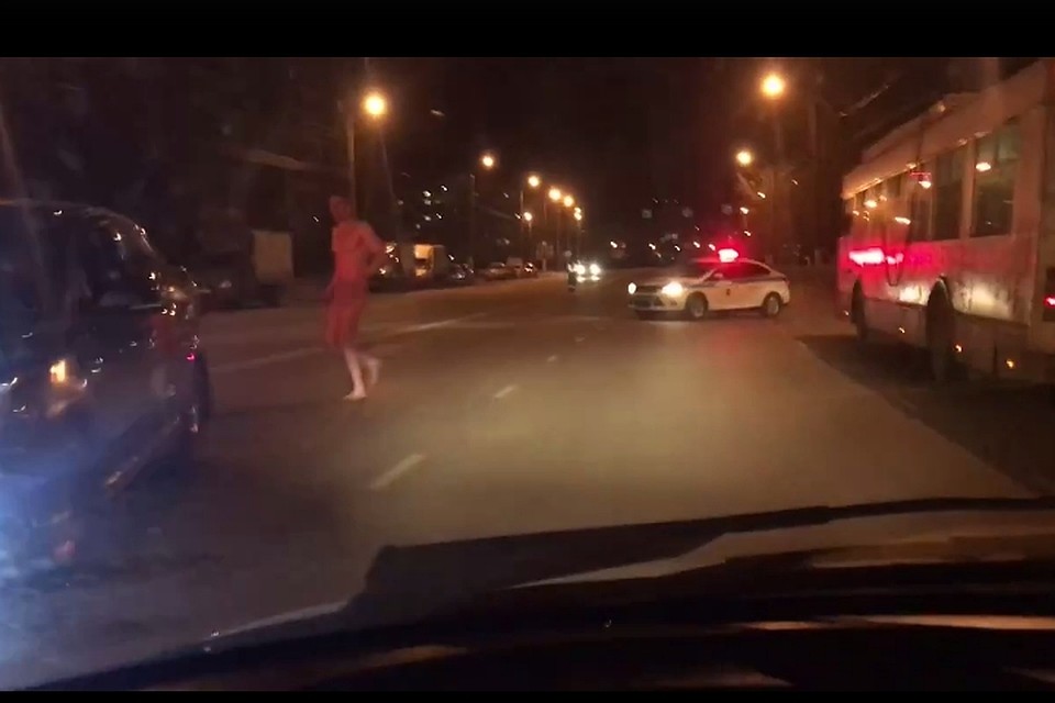 Мужчина бегал по проезжей части Скриншот из видео. Автор: vk.com/“Подслушано у водителей. Тверь”/Игорь Александрович
