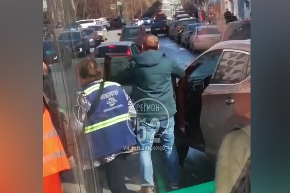 Инцидент произошел около остановки на площади Свободы 4 апреля.
