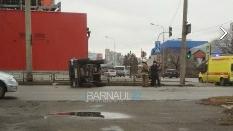 Автомобиль перевернулся на бок после ДТП в центре Барнаула