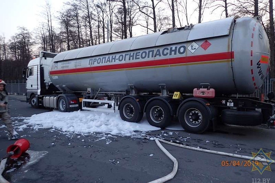 Под цистерной создали пенную подушку, чтобы избежать возгорания газа. Фото: МЧС
