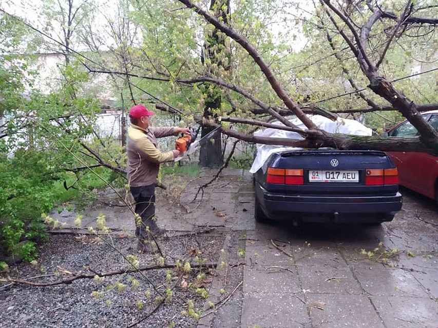 В Бишкеке борются с последствиями непогоды.