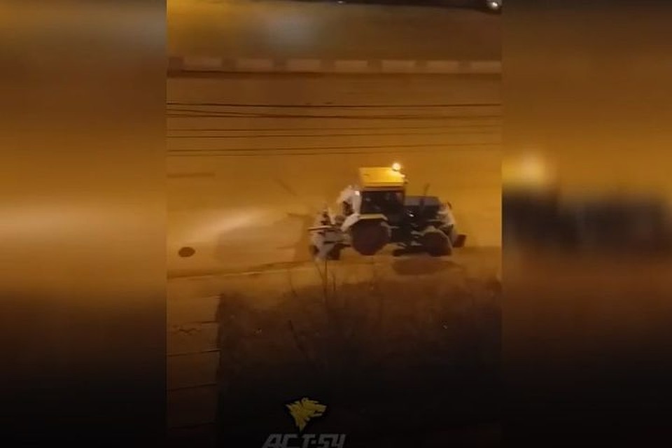Тот самый трактор, который мешал спать сибирякам.