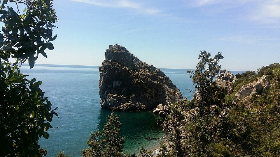 В Крыму все цветет и пахнет.