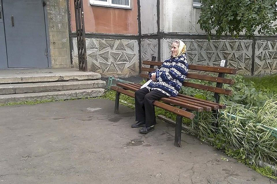 Скамейки и урны, испорченные вандалами, отремонтируют в Октябрьском районе Иркутска.