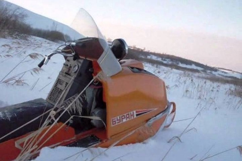 Снегоход в результате ушел под воду.