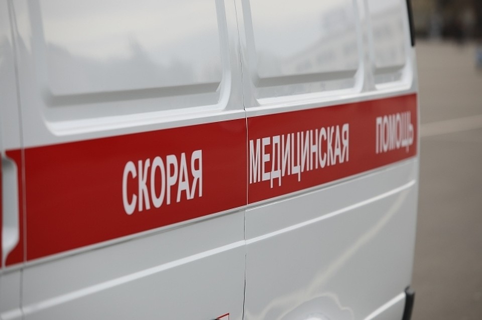 На место происшествия незамедлительно прибыли полиция и бригада медиков.