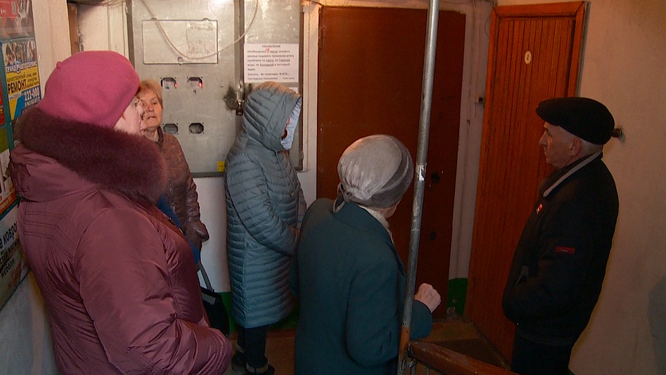 Жители многоэтажки у квартиры, где развернулся нелегальный хоспис