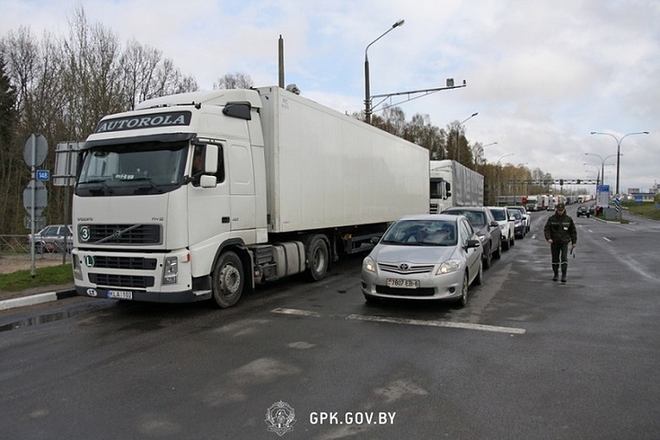 Ремонт дороги, неполадки оборудования и неритмичная работа зарубежных ПП привели к затору из большегрузов. Фото: gpk.gov.by.