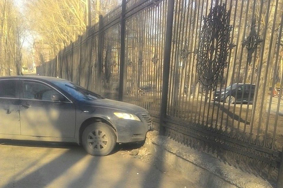 Ограда парка серьезно не пострадала. Фото: "ВКонтакте"/Валерий Валерьевич