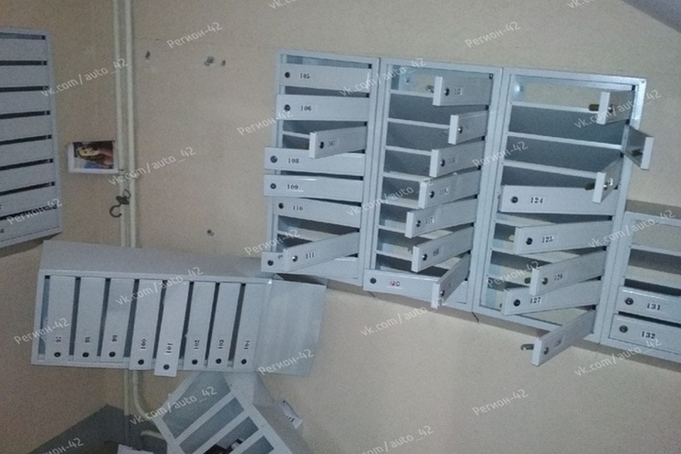 Хулиганы оторвали шкафы с почтовыми ящиками, Фото: "ВКонтакте"/Регион-42