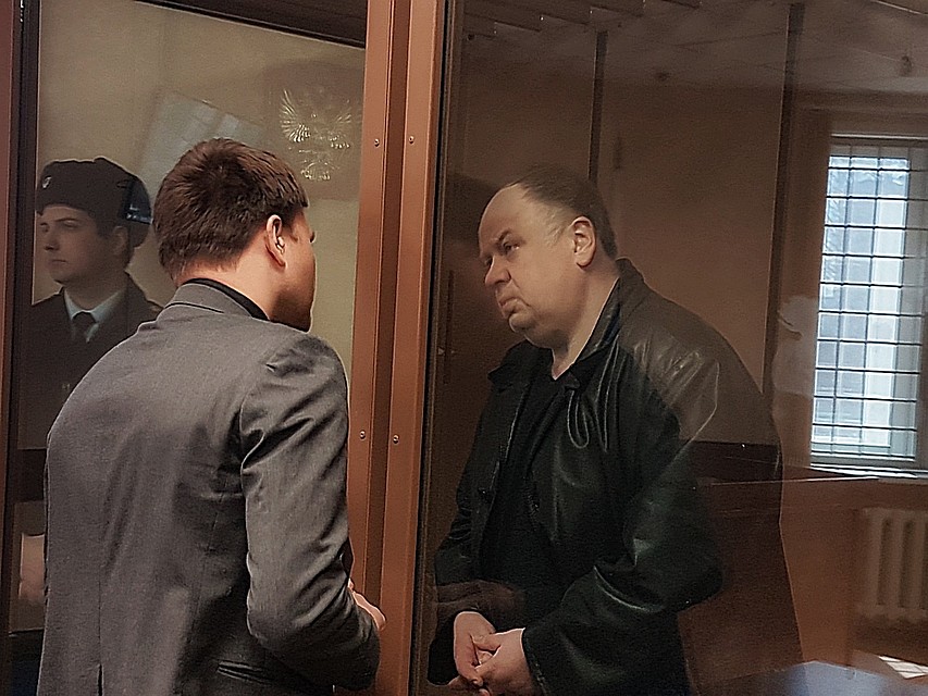 Андрей Минаев (справа) и адвокат Эдуард Видакас.