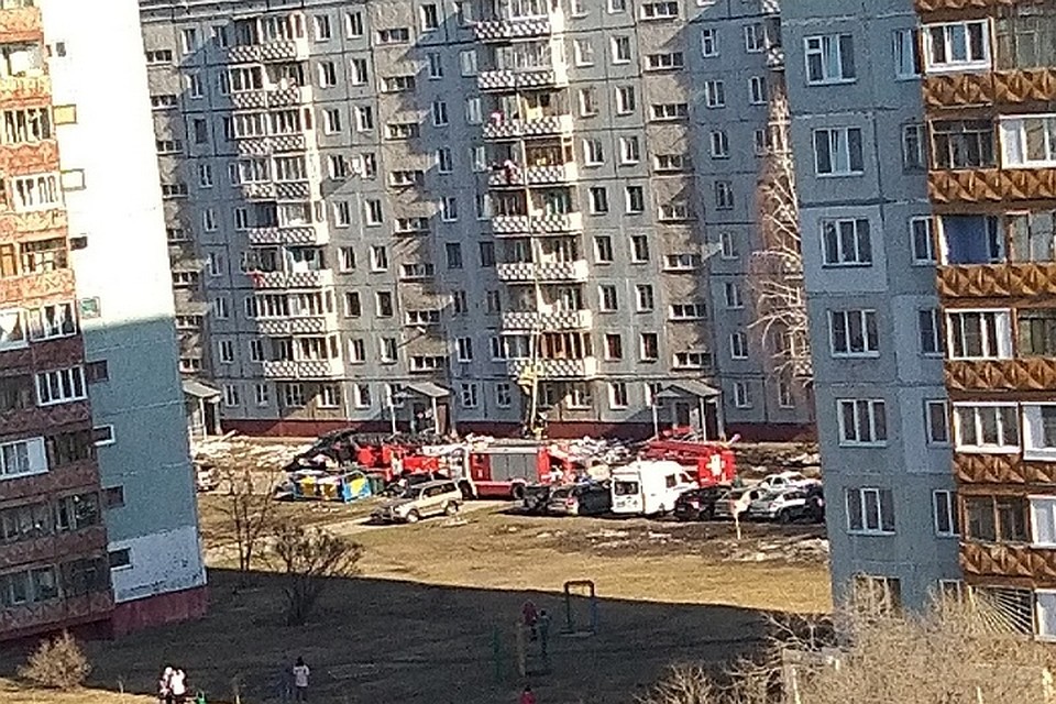 На балконе третьего этажа загорелись вещи. Фото: "ВКонтакте"
