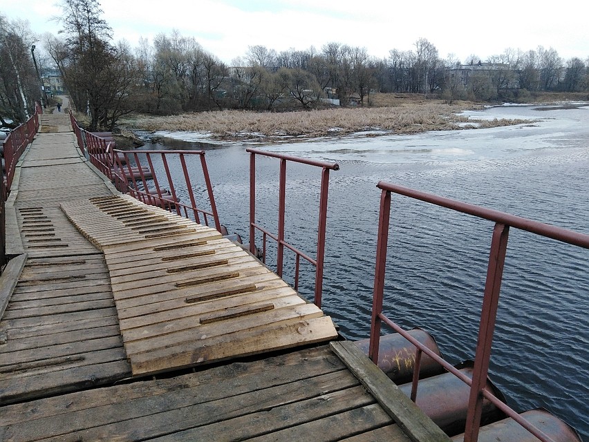 Пешеходный мост починили Фото: vk.com/Подслушано в городе Конаково/Дмитрий Черный
