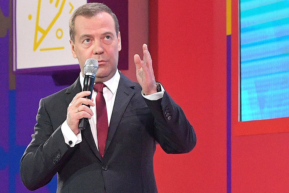 Дмитрий Медведев во время открытого урока для школьников, прошедшего на территории ВДНХ. Фото Александр Астафьев/пресс-служба правительства РФ/ТАСС