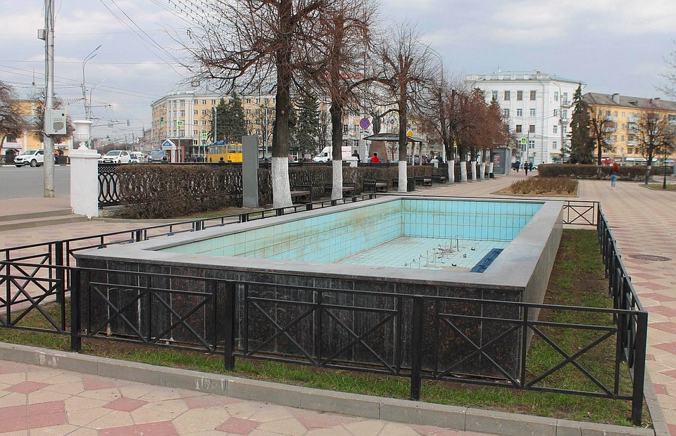 Готовый к запуску фонтан на площади Ленина