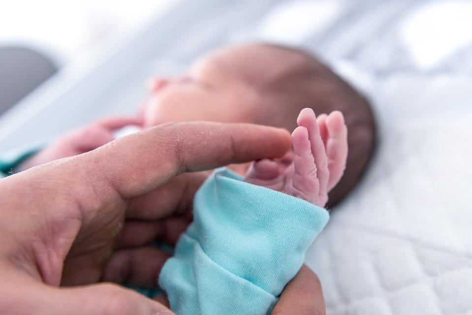 Формально родившийся малыш несет генетическую информацию от трех человек.