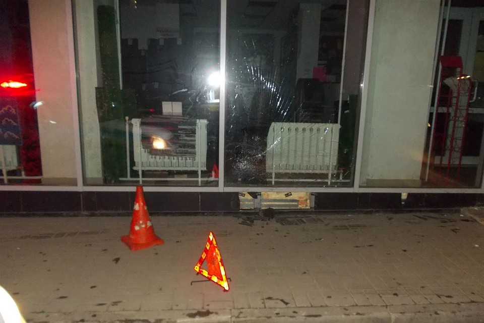 Неизвестный повредил окно магазина. Фото: УГИБДД УМВД России по Кировской области