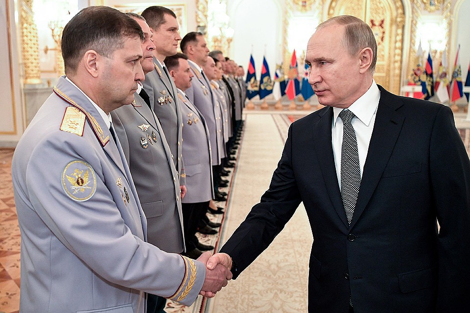 Президент РФ Владимир Путин во время церемонии представления офицеров и прокуроров в Александровском зале Большого Кремлевского дворца. Фото Алексей Никольский/пресс-служба президента РФ/ТАСС