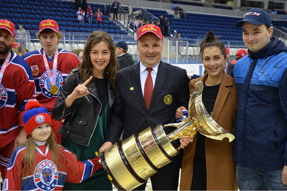 Михаил Захаров с чемпионским кубком. Слева от него дочь Кристина, справа спутница Марина. Фото: hockey.by