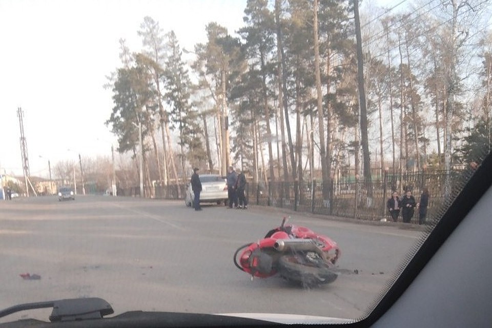 Мотоцикл врезался в легковушку. Фото: "ВКонтакте"
