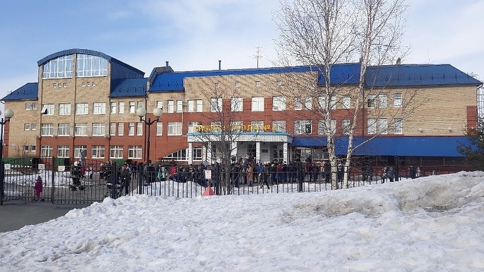 В Ханты-Мансийске тлеющий диван стал причиной эвакуации из школы 750 человек. Фото из группы "Типичный Ханты-Мансийск" в соцсети Вконтакте
