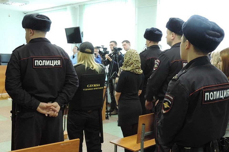 Суд на работорговцами. Женщина в платочке - Нелли Шиляева.