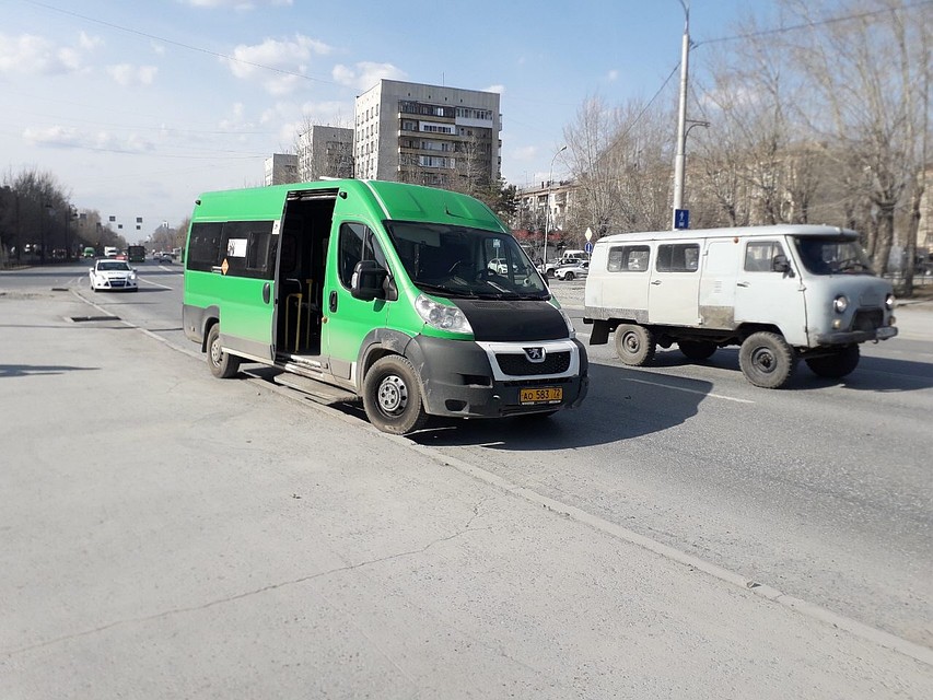 У гостиницы "Восток" в Тюмени маршрутка сбила подростка. Фото ГИБДД Тюменской области