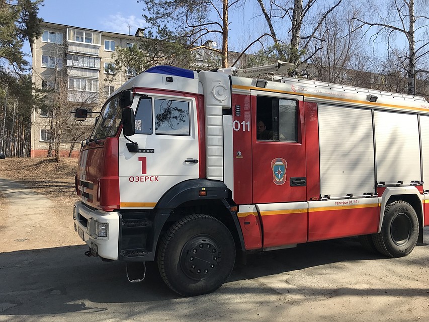 К школе примчались экипажи экстренных служб. Фото: Евгений Щербаков vc.com