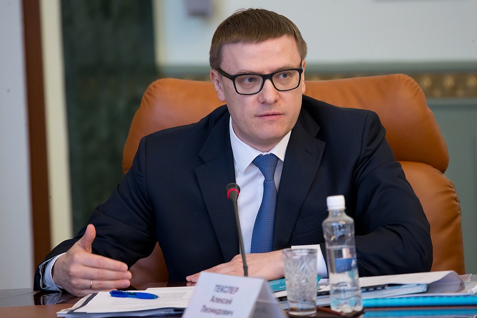 Врио губернатора Алексей Текслер напомнил, как важно создать в больницах и поликлиниках атмосферу бережного и чуткого отношение к онкопациентам. Фото: pravmin74.ru