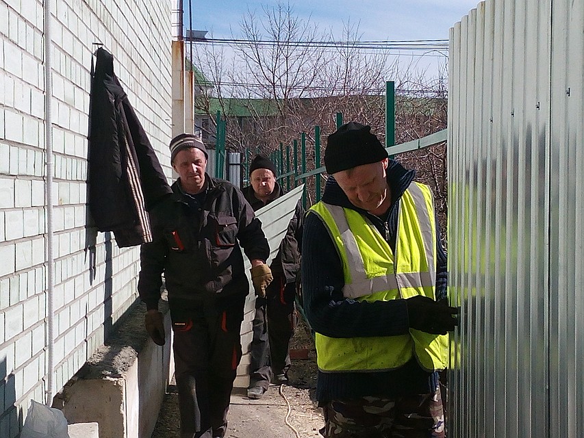Рабочие УК «Горожанин» делают свободный проход на ул. Есенина.