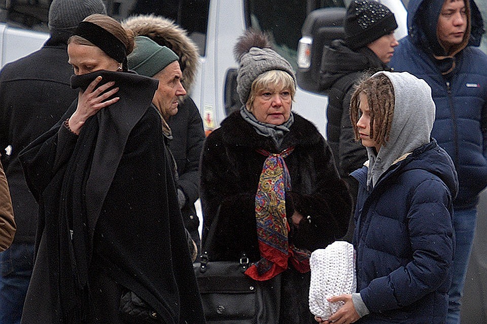 Вдова Дэцла Юлия Толмацкая и 13-летний сын Тони.