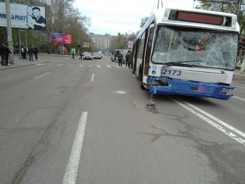 Троллейбус №22 столкнулся в микроавтобусом марки Mercedes. Фото: protv.md