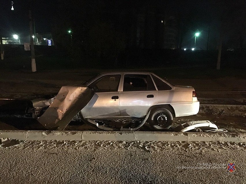 Водитель "Дэу" влетел в столб на Новороссийской.