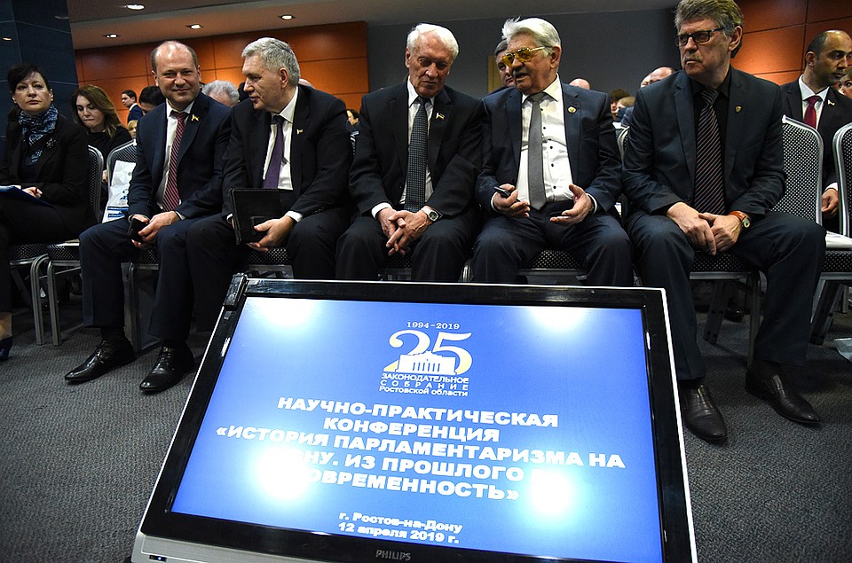 На научно-практической конференции собрались депутаты разных созывов донского парламента. Фото: пресс-служба ЗС РО / Анатолий Карбинов.