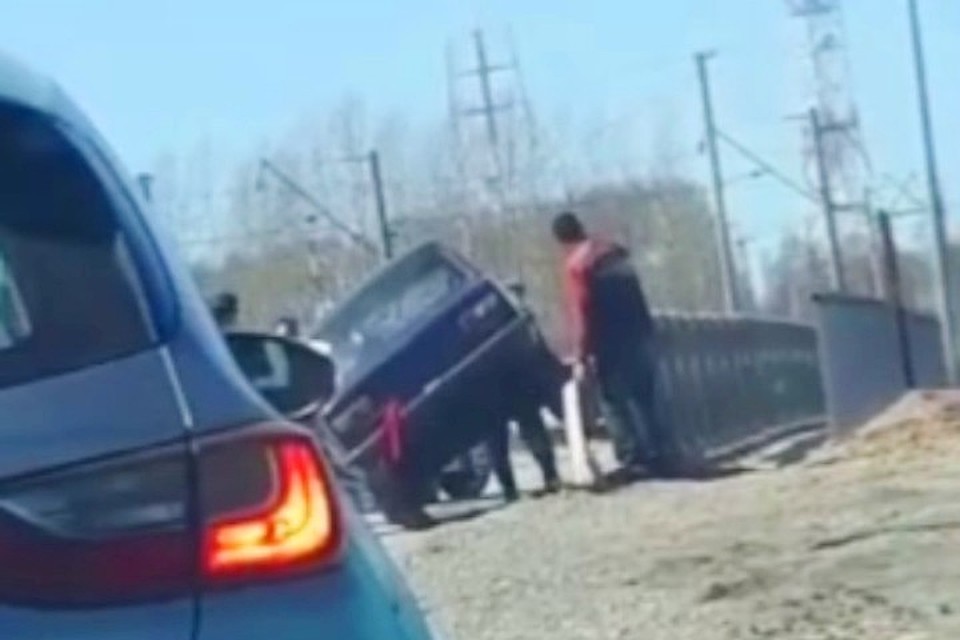 Автомобиль повис на ограждении моста в Кузбассе. ФОТО: кадр видео vk.com, "Zello.АвтоКанал: Анжеро - Судженск(дороги)"