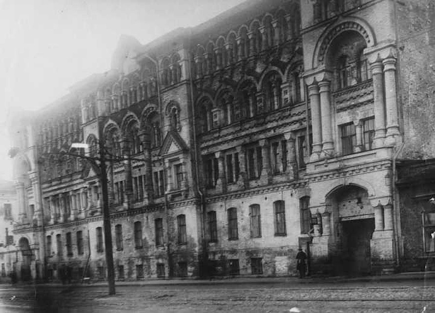 Пятиэтажная баня купца Челышева, построенная в 1904 году, была оборудована лифтами, комфортабельными номерами, душевыми, буфетами и чайными.