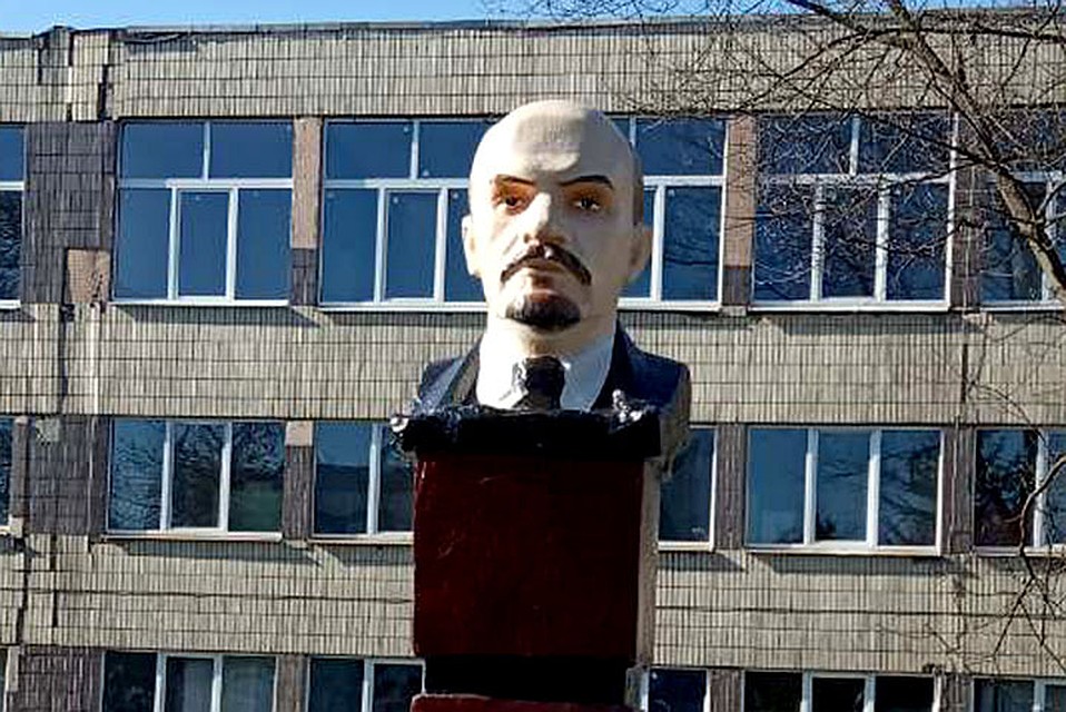 В Лунинце раскрасили Ленина, чтобы был как живой. Фото: социальные сети.