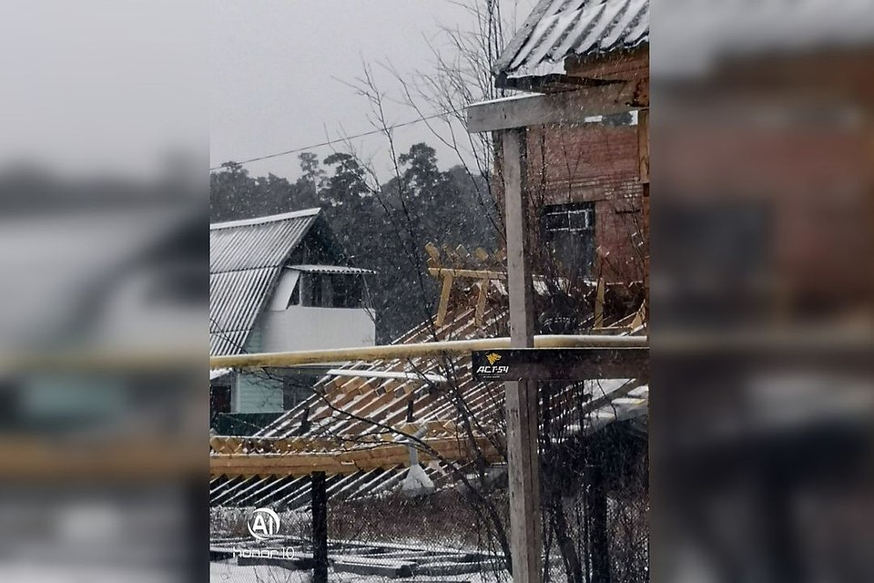 Дом остался без крыши из-за сильного ветра.