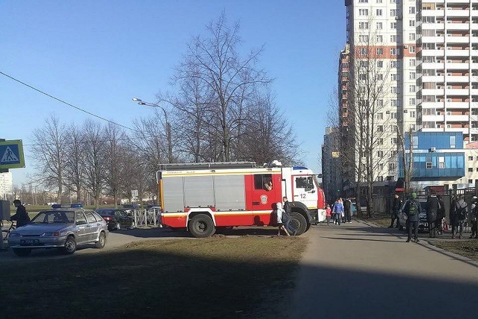 В Петербурге опять эвакуируют школы, суды и другие учреждения. Фото: vk.com/spb_today